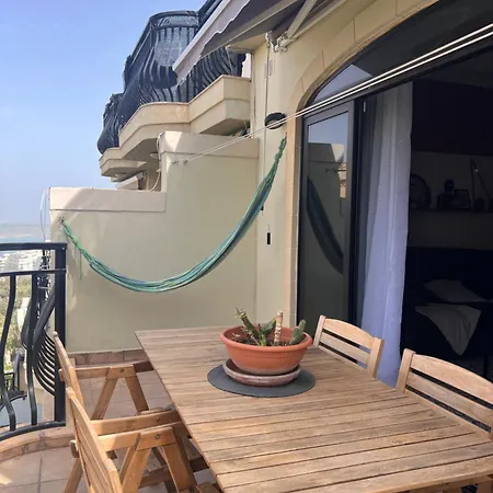 Stunning Flwith Terrace Views Sleeps 4 公寓